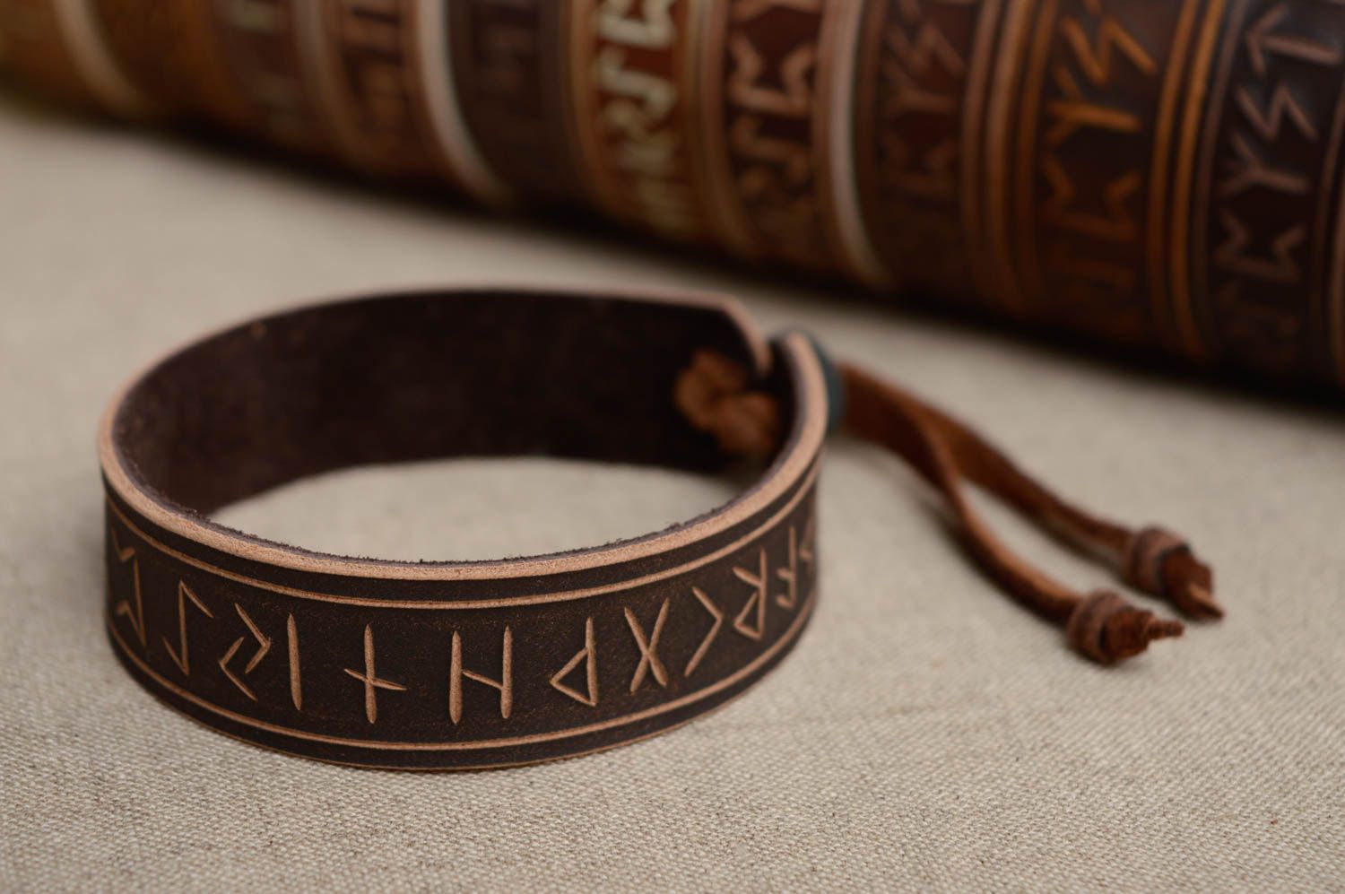 Bracelet fait main de vrai cuir avec runes accessoire talisman couleur marron photo 2