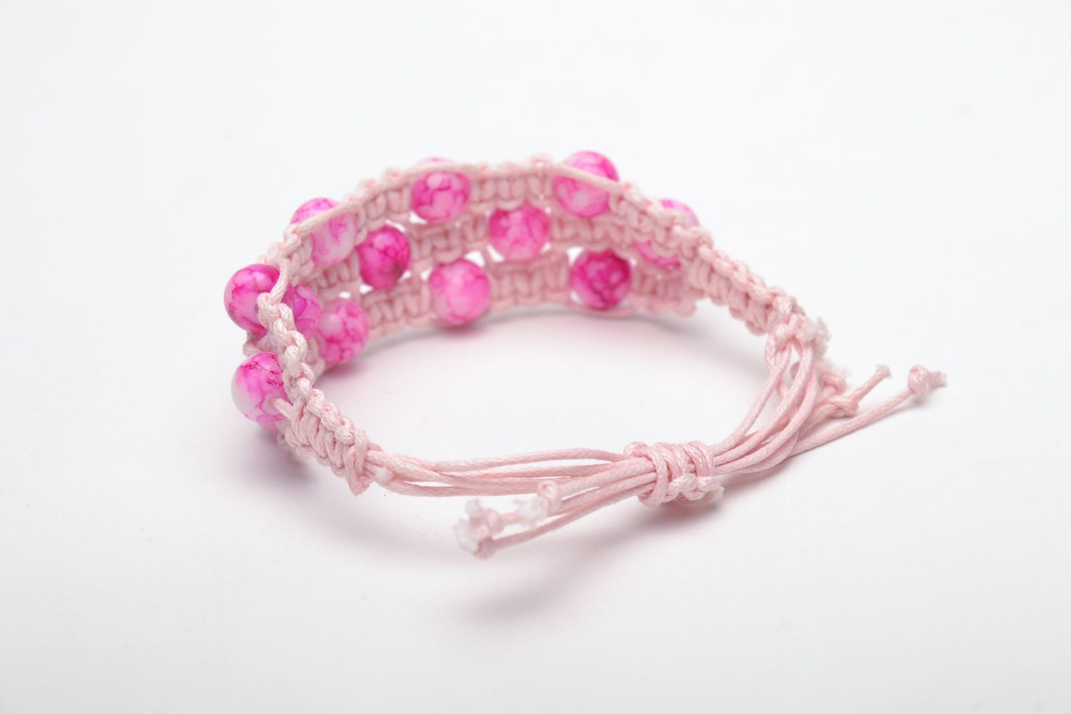Bracelet tressé large en perles plastiques roses et lacet ciré fait main photo 4