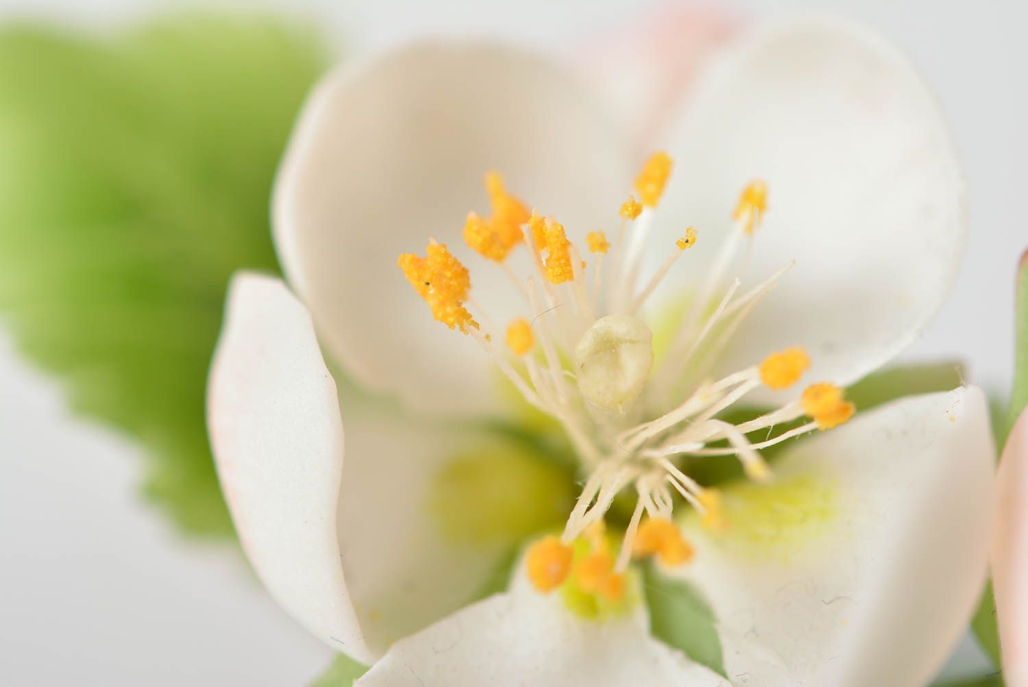 Pince à cheveux en pâte polymère fleurs blanches d'abricotier faite main photo 3