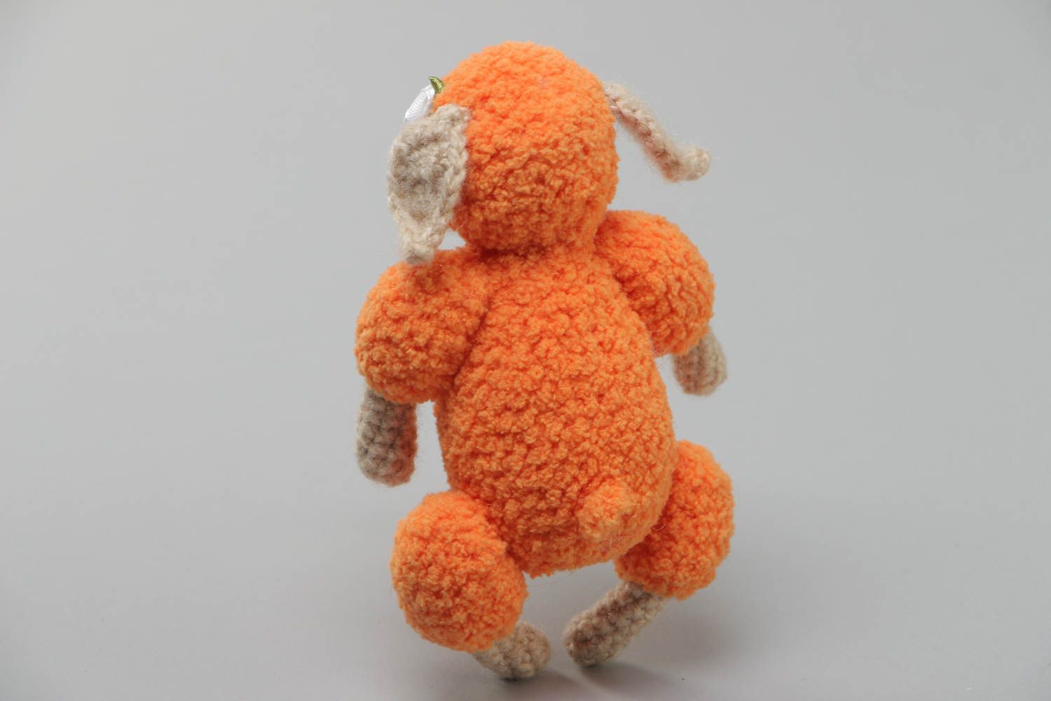 Мягкая вязаная игрушка овечка оранжевая из акрила крючком ручной работы фото 4