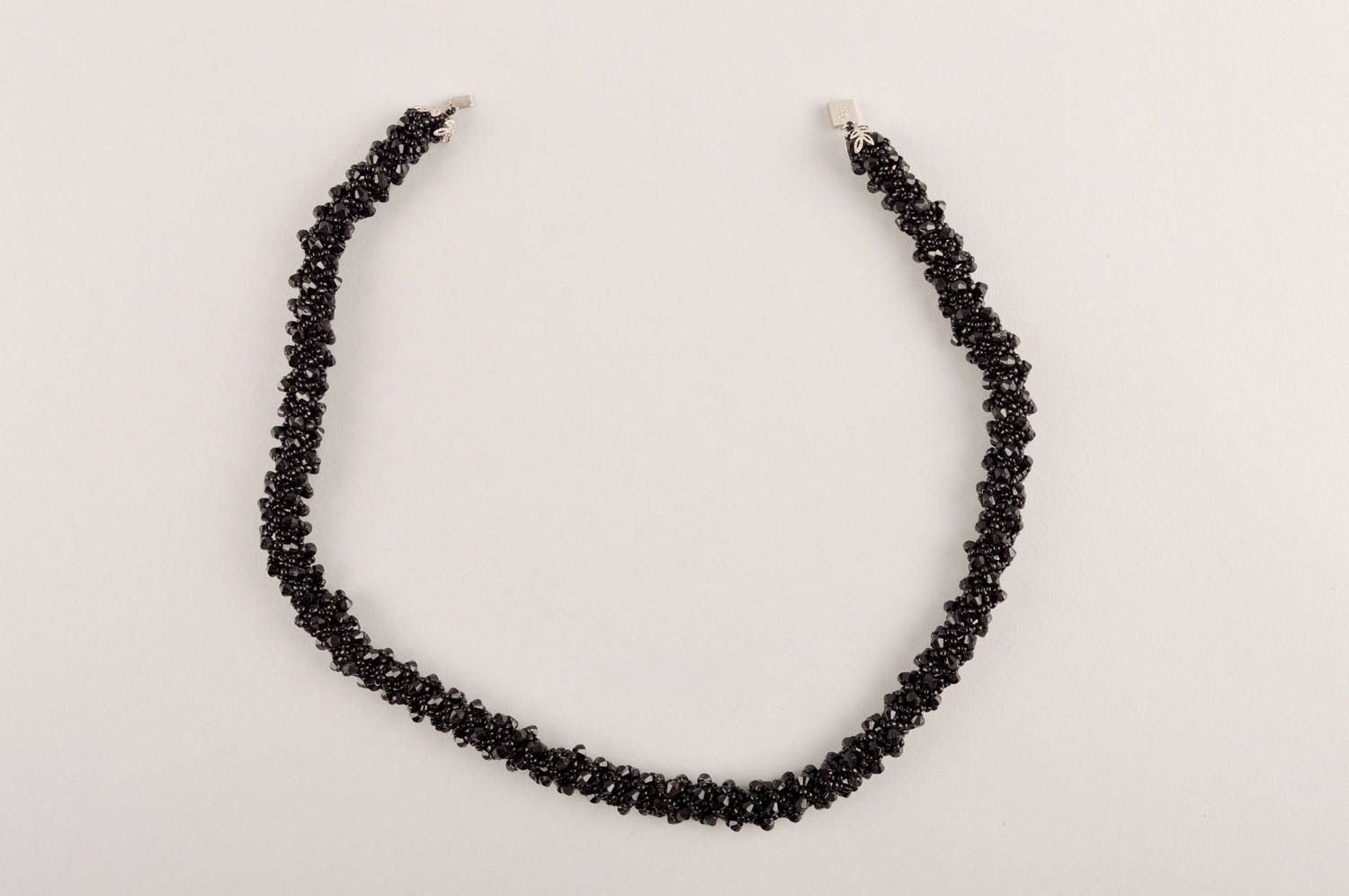Collier femme Bijou fait main noir en perles de rocaille stylé Cadeau femme photo 5