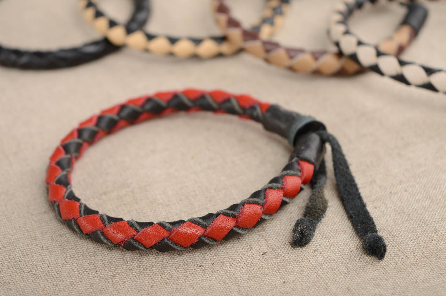 Bracelet fait main de vrai cuir tressé accessoire unisexe noir rouge cadeau photo 1