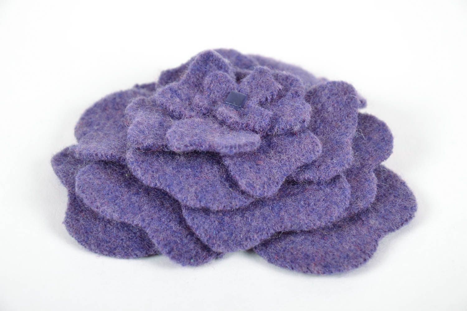 Broche originale en laine naturelle en forme de fleur photo 3
