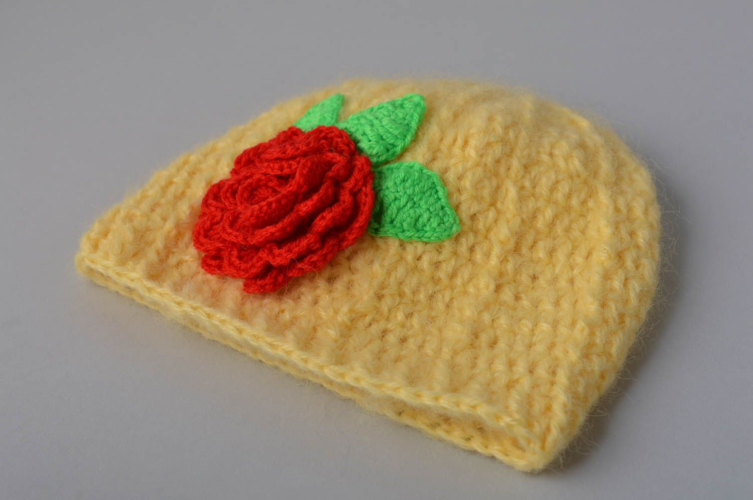 Вязаная шапка ручной работы зимняя шапка желтая вязаная шапочка с красной розой фото 2