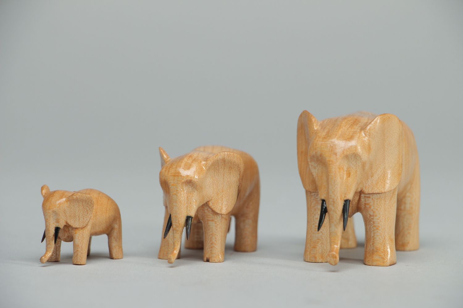 Set of wooden elephant figurines 3 items photo 2