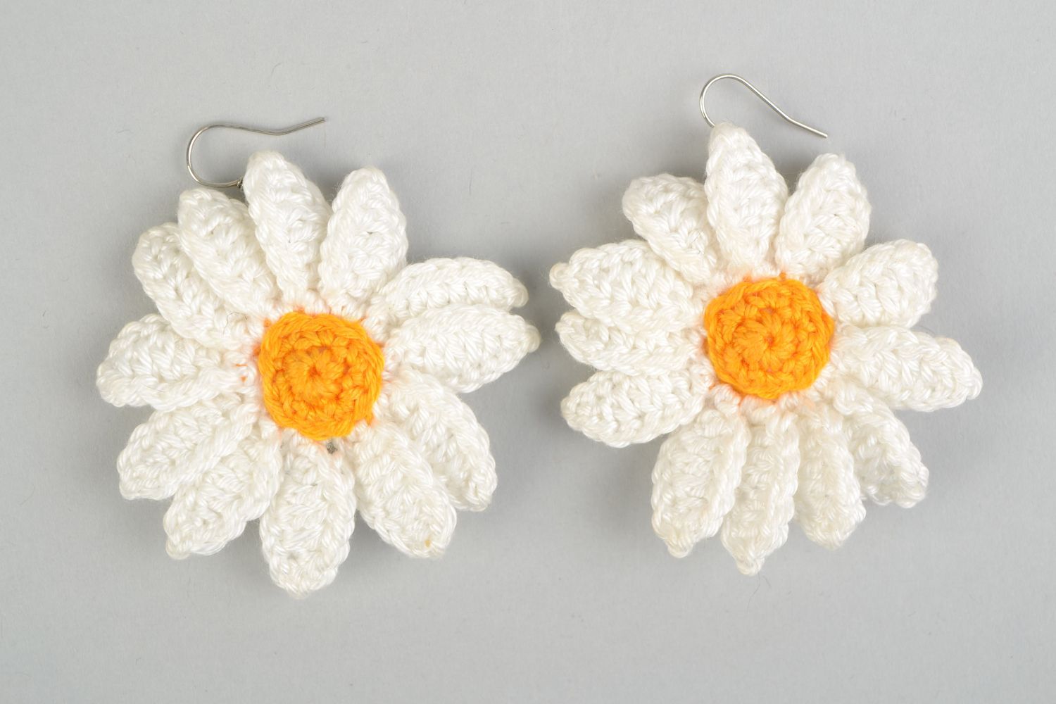 Handmade set of earrings bracelet and necklace woven manually of cotton threads Daisies photo 3