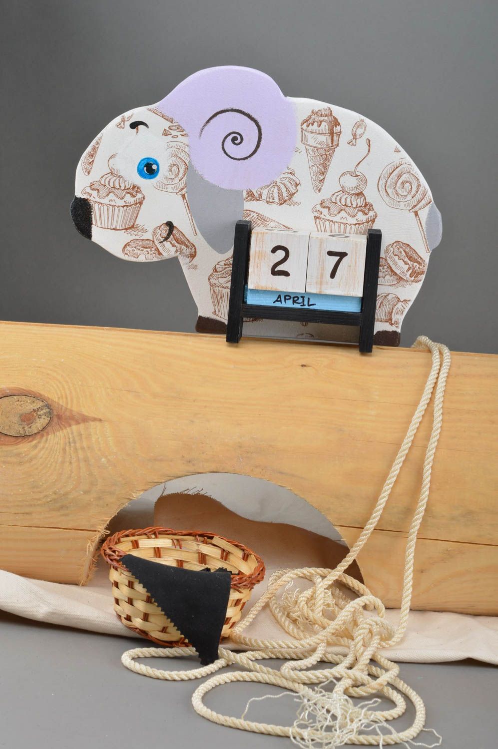 Детский календарь в виде барашка из фанеры декупаж со сладостями ручной работы фото 1