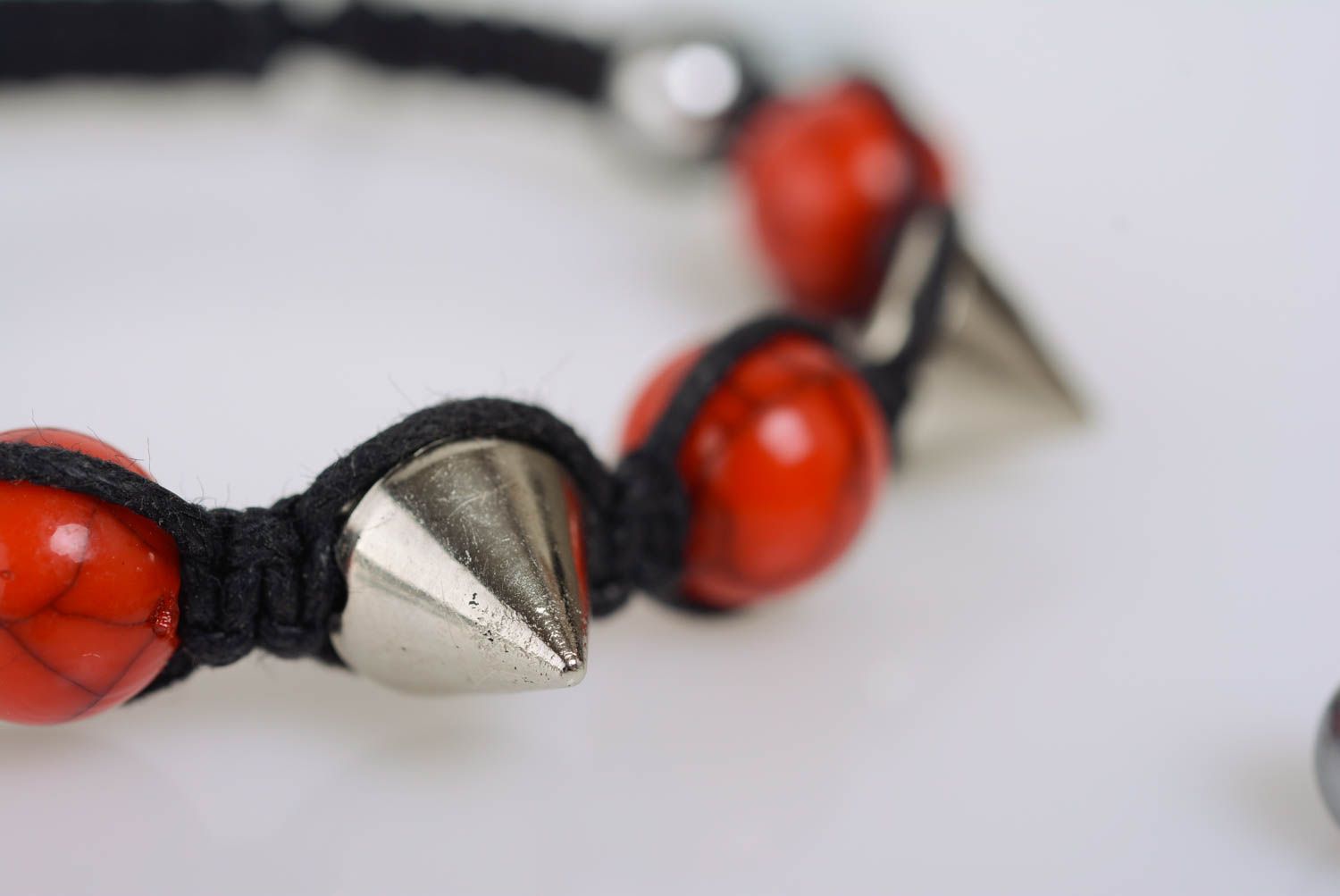 Bracelet en macramé noir avec piques et perles rouges acryliques fait main photo 2