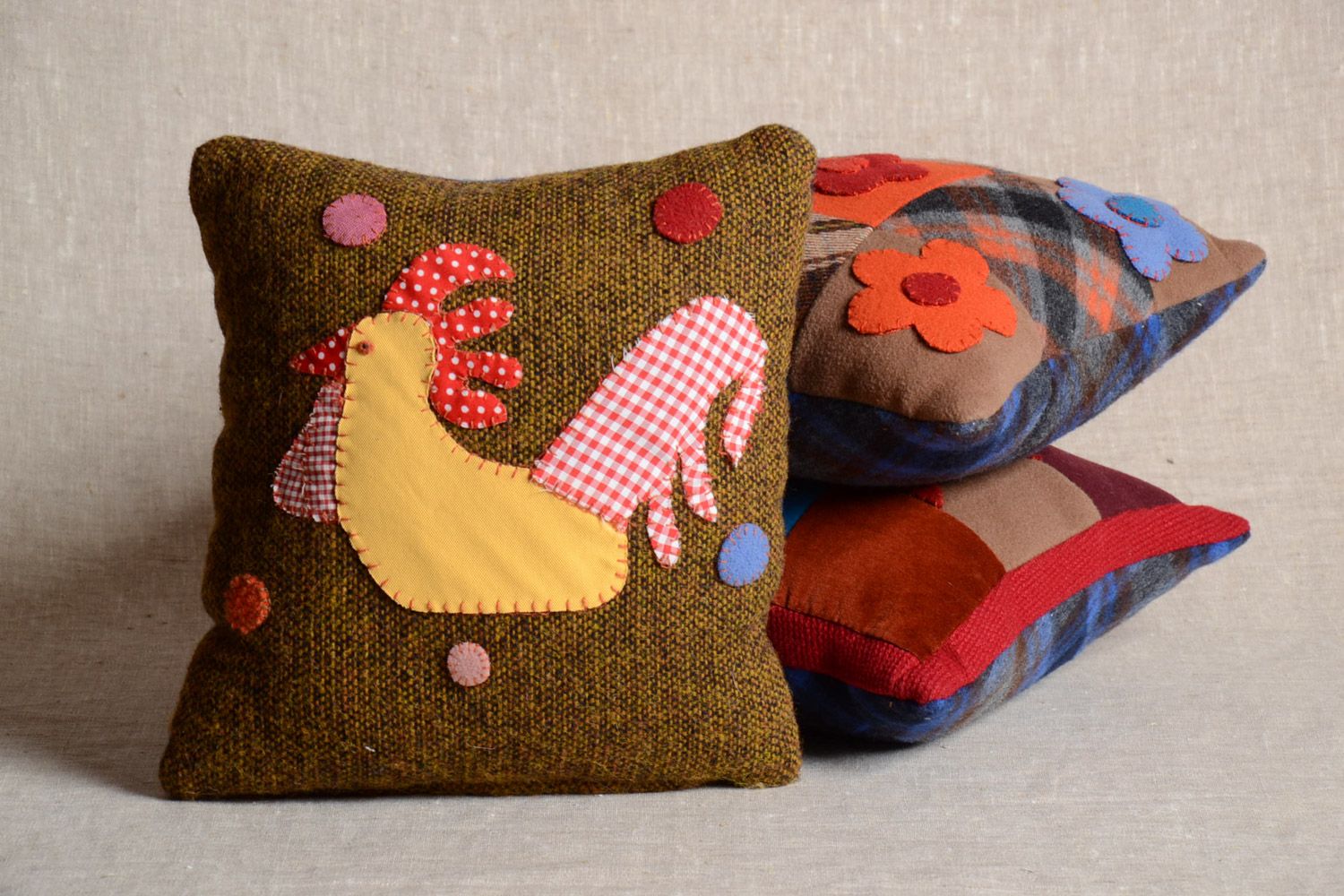 Мягкая диванная подушка со съемной наволочкой из ткани ручной работы Петушок фото 1