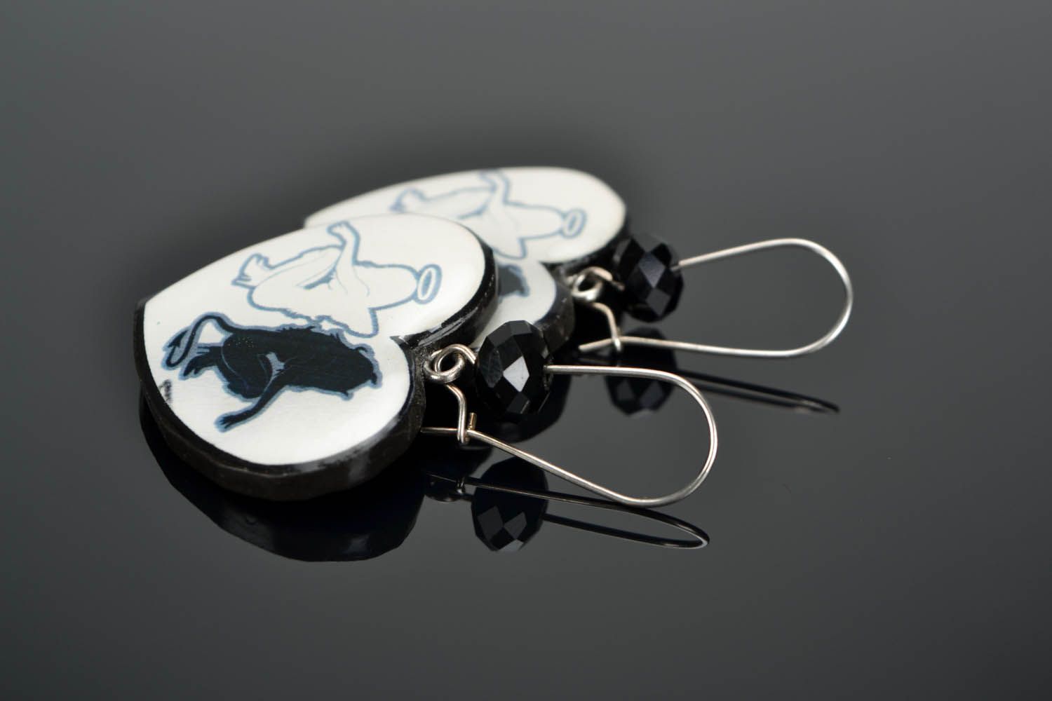 Brincos pingentes pretos e brancos feitos de cerâmica plástica Confrontation foto 1