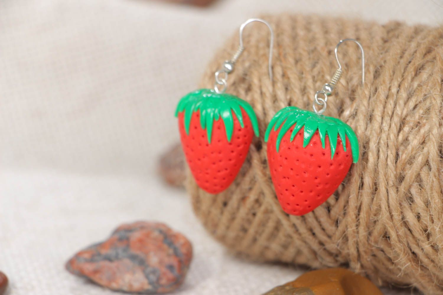 Boucles d'oreilles pendantes Bijoux fait main fraises rouges Cadeau pour femme  photo 1