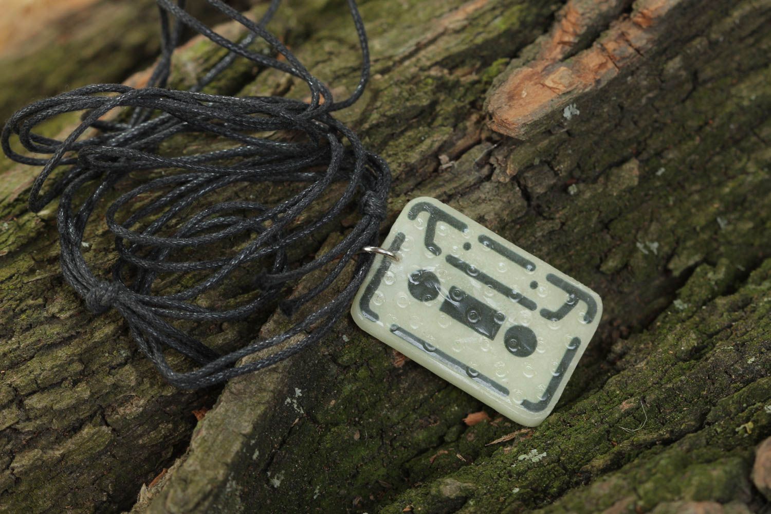 Colgante de arcilla polimérica artesanal con estampado con forma de cassette en cordón foto 1