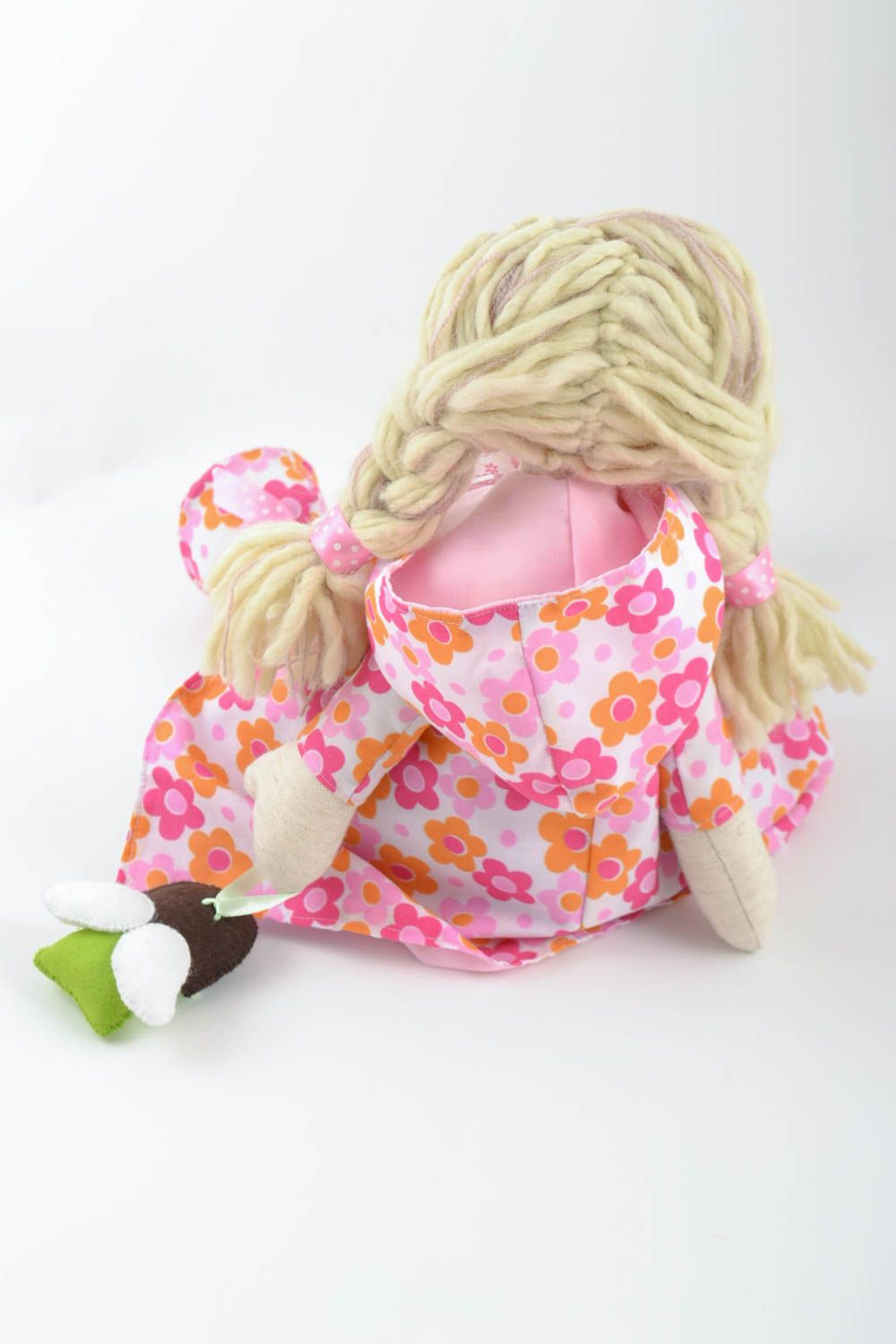 Juguete de tela natural artesanal decorativo cosido a mano muñeca de niña foto 4