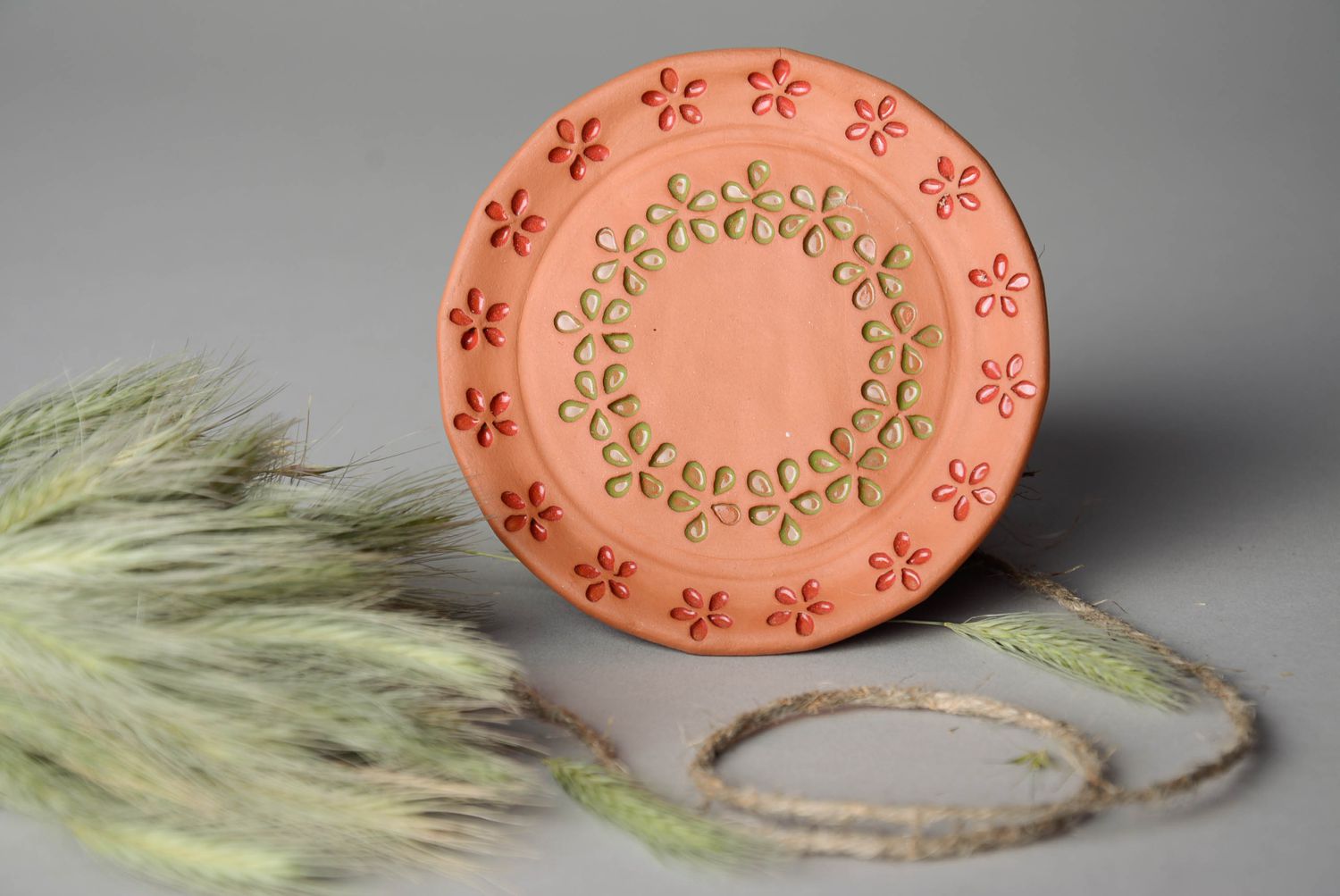 Decorative plate with red and green flowers photo 1