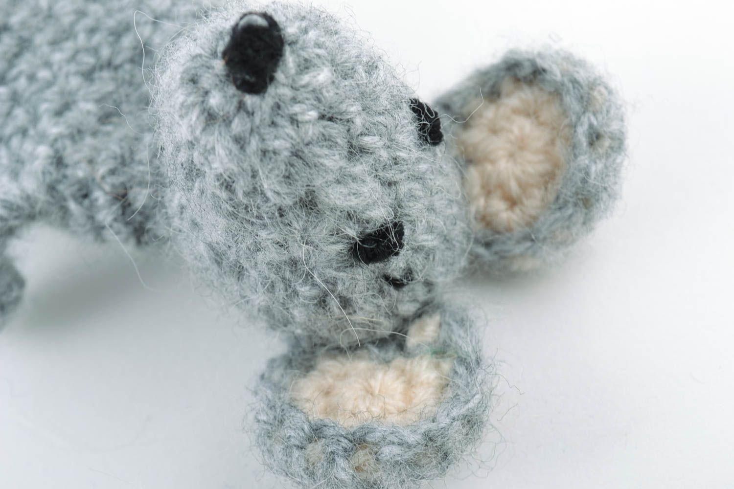 Пальчиковая игрушка мышка вязаная из хлопка и шерсти ручной работы маленькая  фото 4
