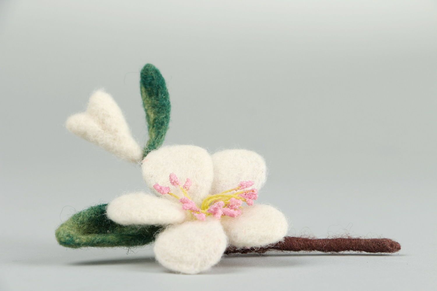 Broche faite main en laine Fleur photo 3