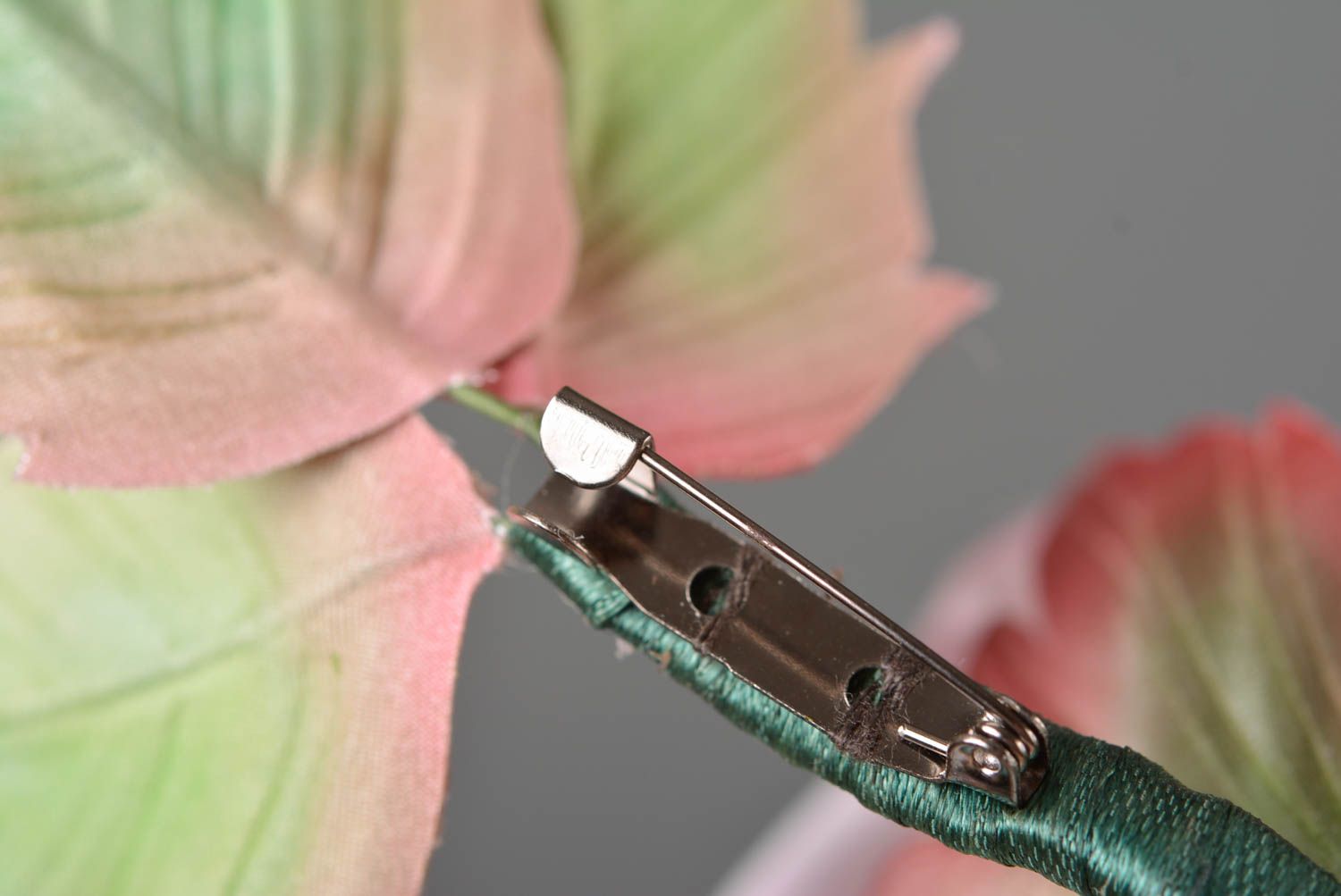 Schöne feine frauliche handgemachte Brosche aus Foamiran mit Blumen in Rosa foto 4