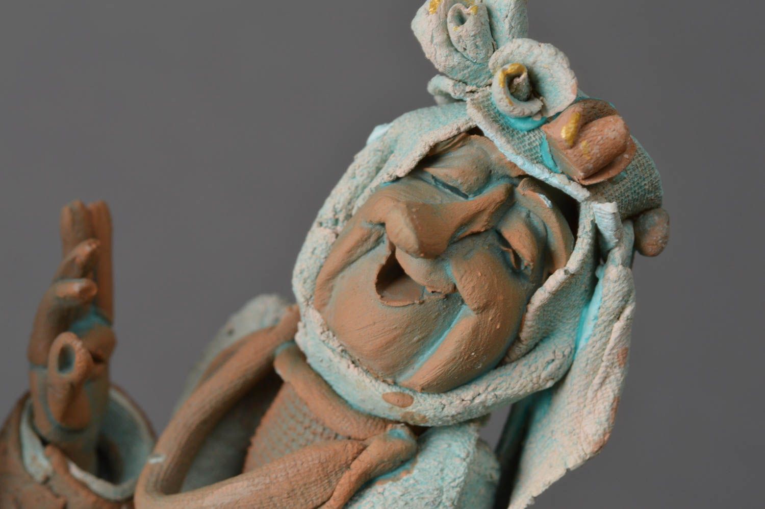Красивая глиняная статуэтка забавная скульптура ручной работы Примерка одежды фото 3