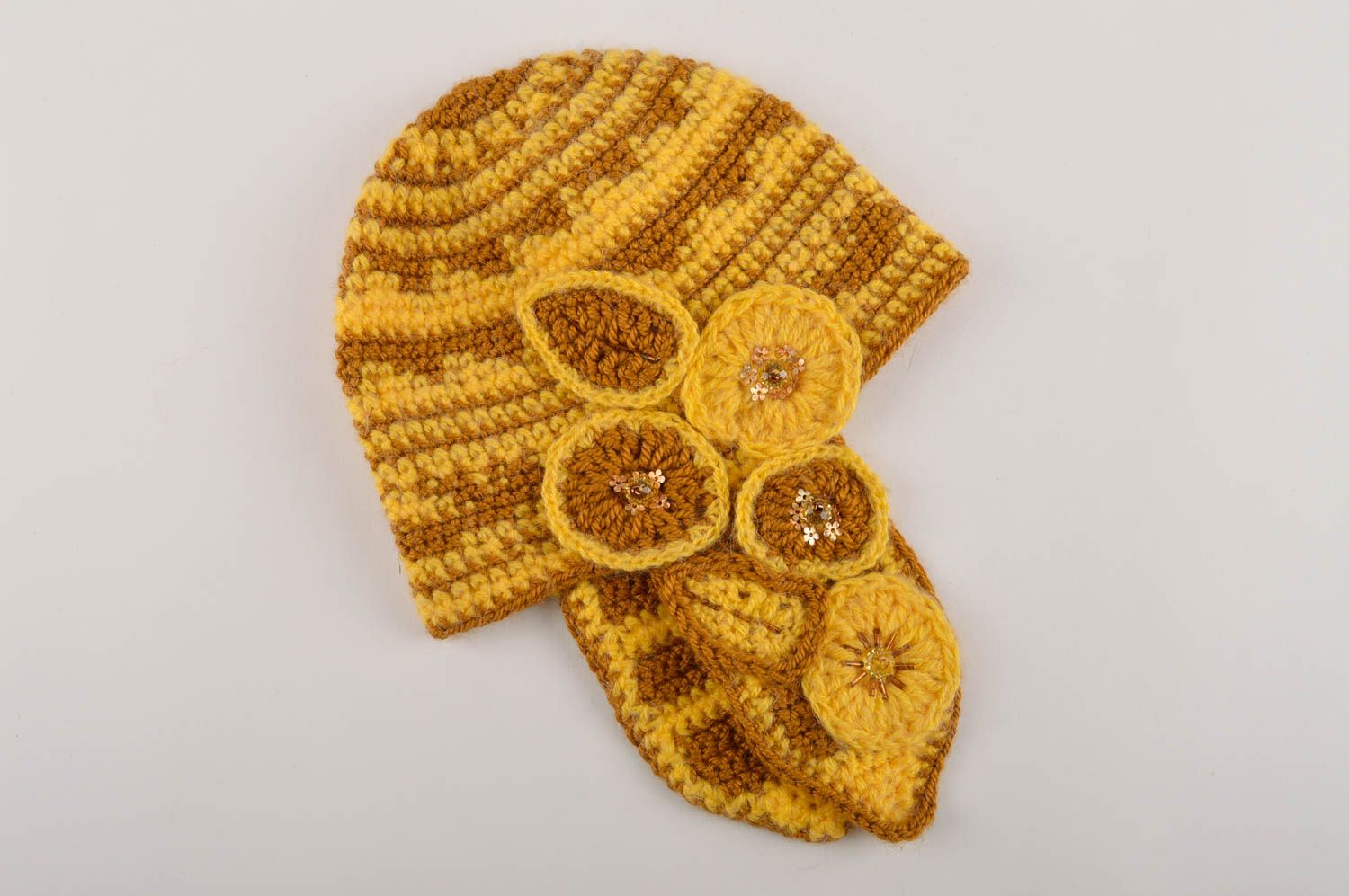 Зимняя шапка ручной работы шапка для девочек вязаная шапка желтая с цветочками фото 2