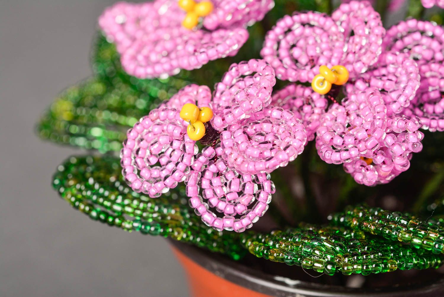Композиция из бисера хэнд мэйд цветы из бисера настольный декор Фиалки фото 4