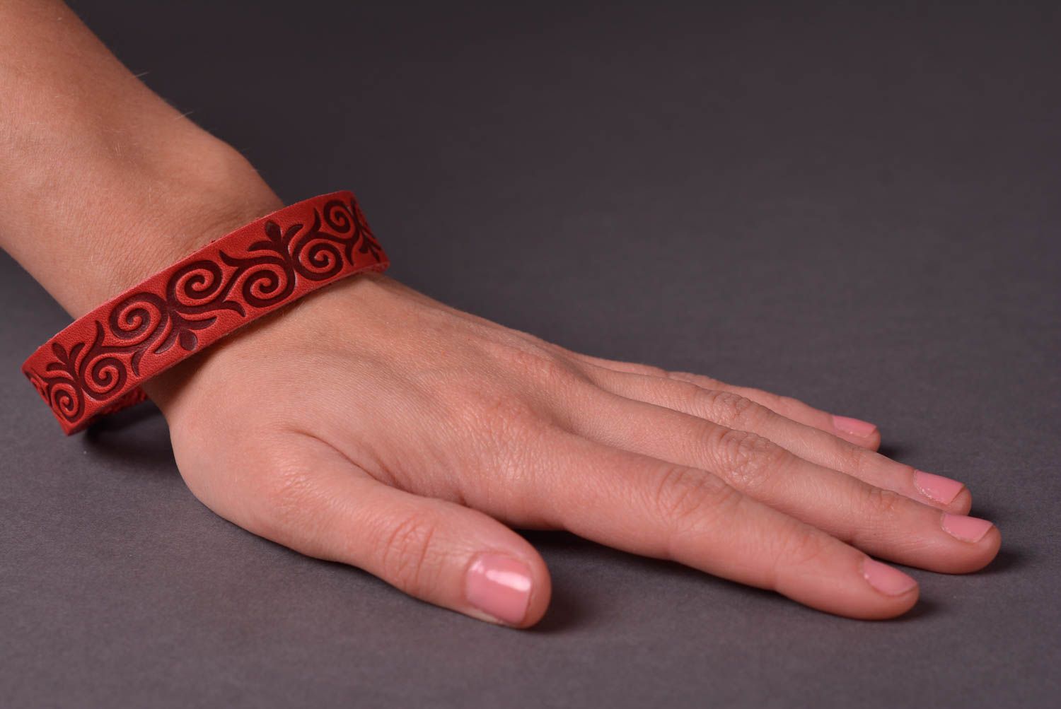 Кожаный браслет ручной работы красное украшение из кожи браслет на руку фото 2