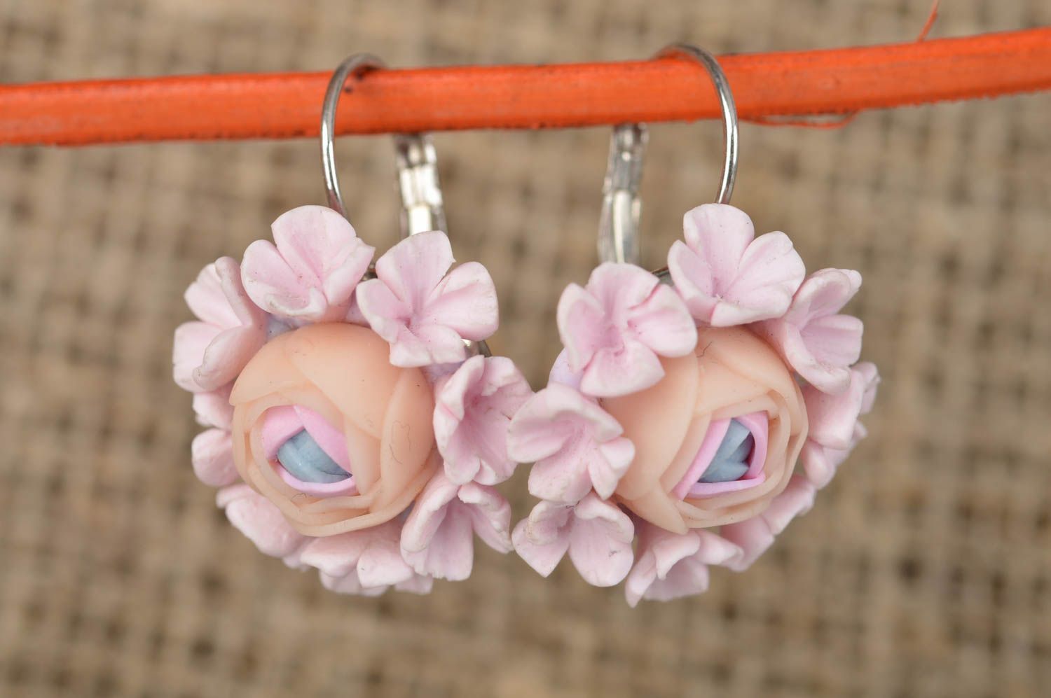 Elegante runde handgemachte Ohrringe aus Polymerton mit Anhängern schöne Blumen foto 1