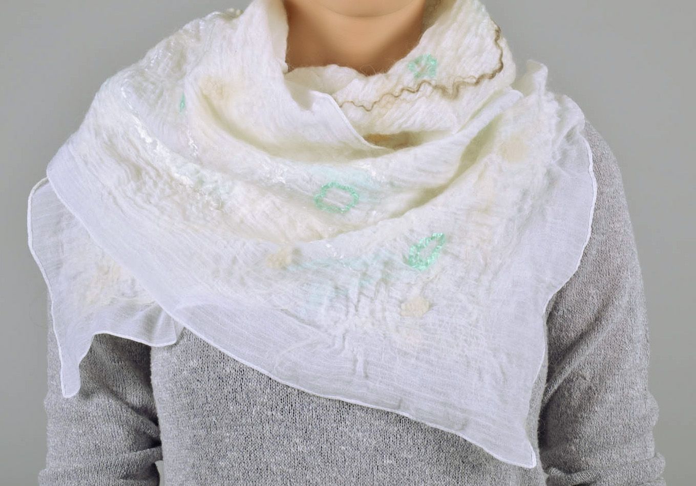 Xale de lã em técnica de feltragem lenço feminino feito à mão acessório de mulher foto 5