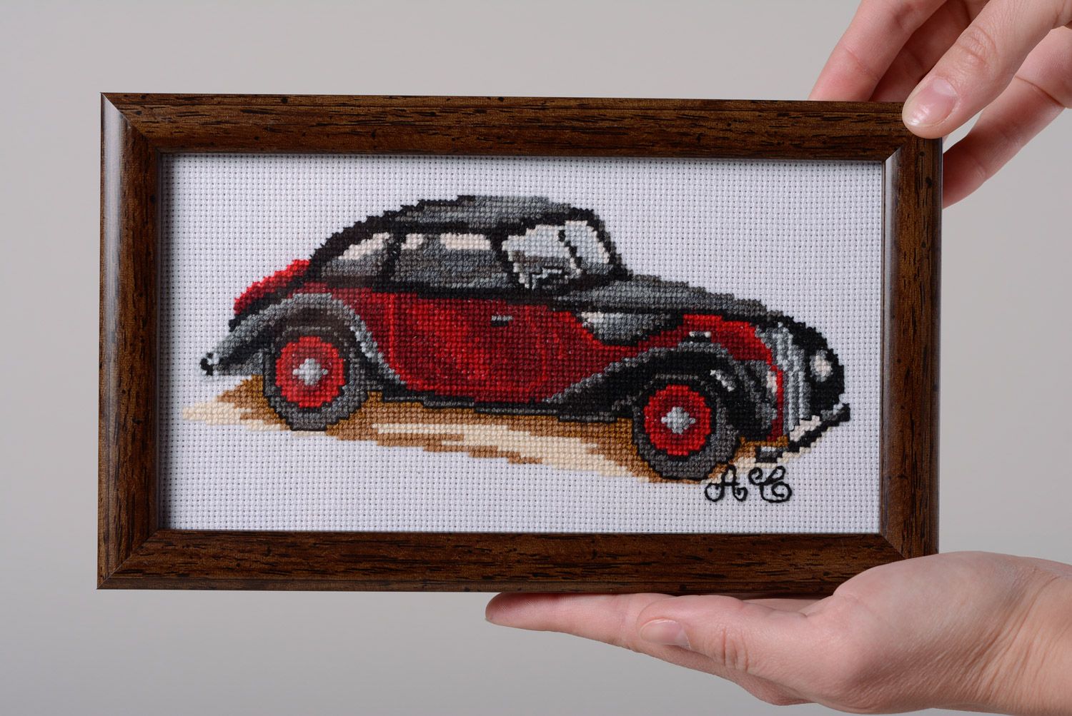 Gesticktes Gemälde Retro Auto in Rot im braunen Rahmen aus Plastik handmade  foto 3