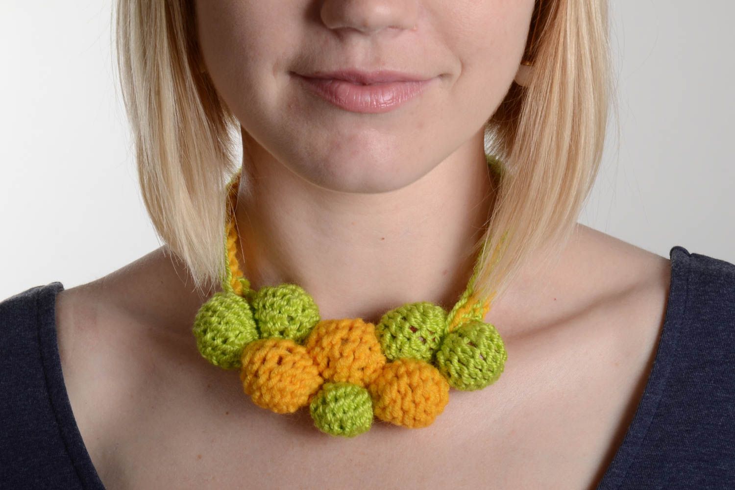 Collier tricoté au crochet à partir de perles en bois fait main jaune-vert photo 2