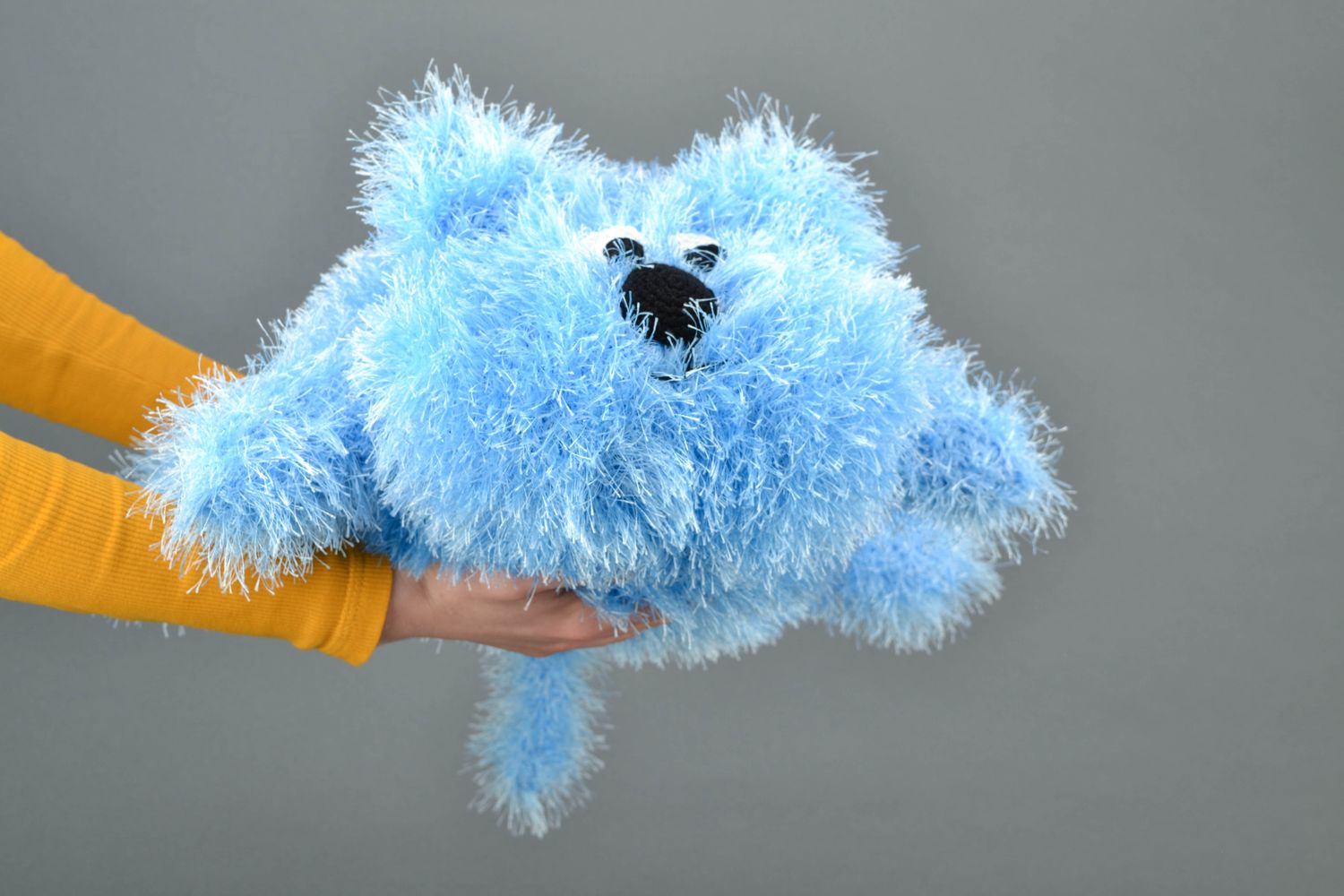 Вязаная игрушка-подушка кот голубого цвета фото 2