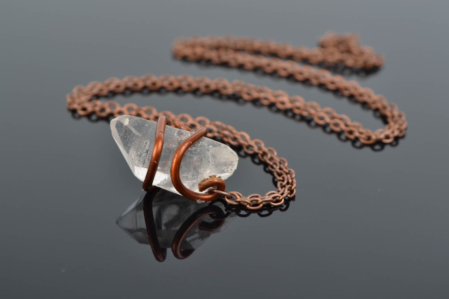 Pendentif en cuivre wire wrapping avec cristal de roche fait main sur chaîne photo 1