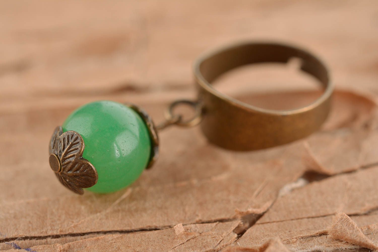 Украшение ручной работы красивое кольцо с бусиной необычное кольцо зеленое фото 2