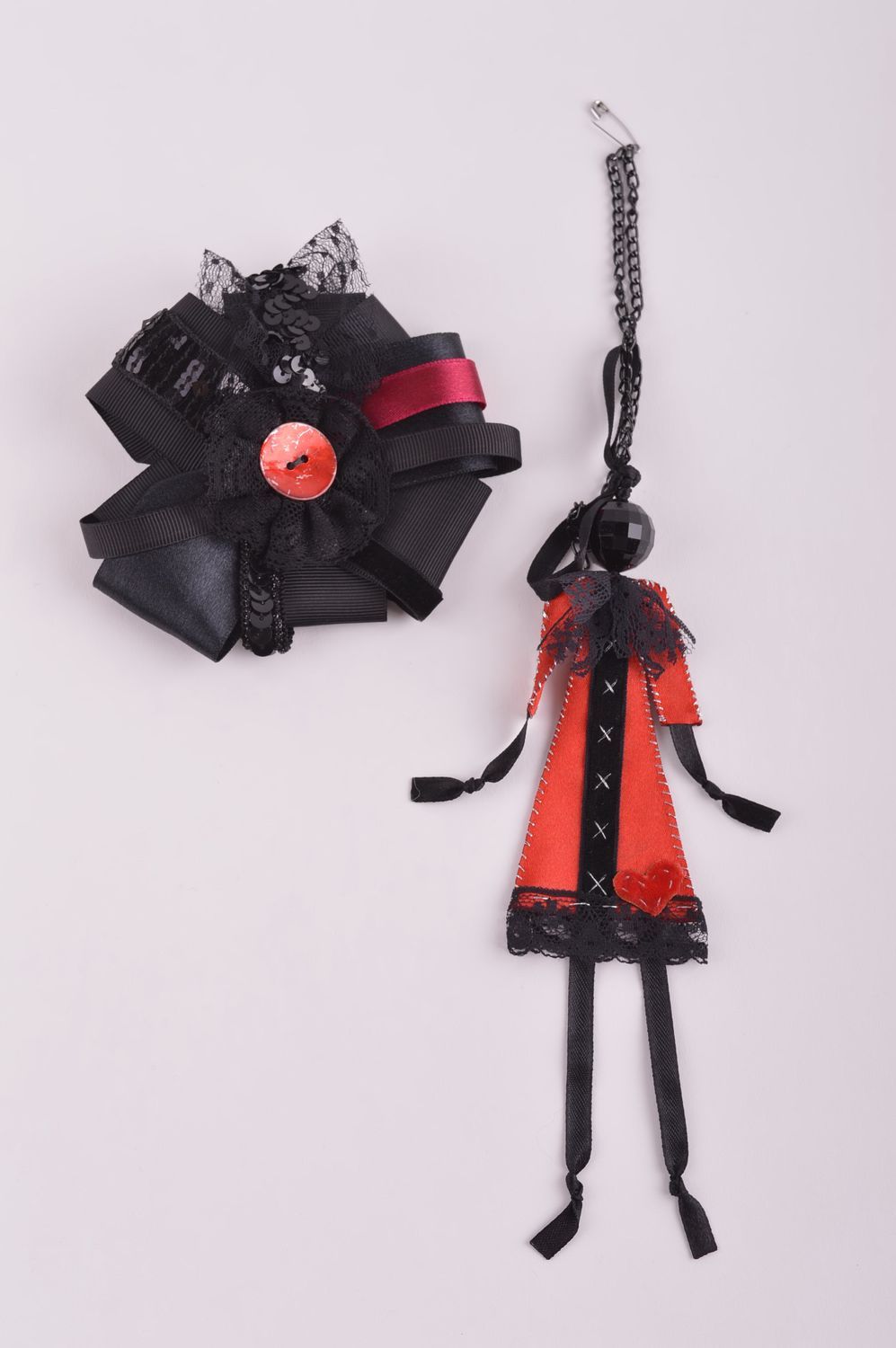 Grosse broche faite main Accessoire femme avec poupée rouge-noir Cadeau femme photo 5