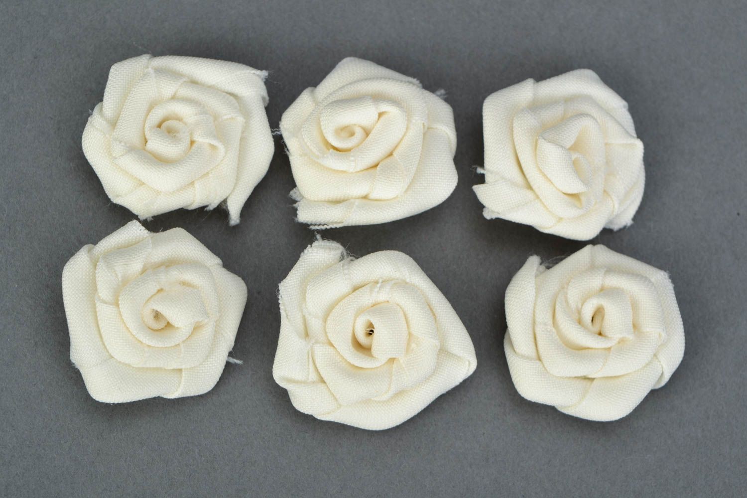 Роза из ткани белая ручной работы заготовка под брошь или заколку для волос фото 5