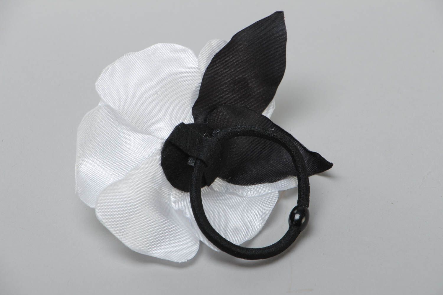 Резинка для волос из атласных лент Белая роза ручной работы красивая нежная фото 4