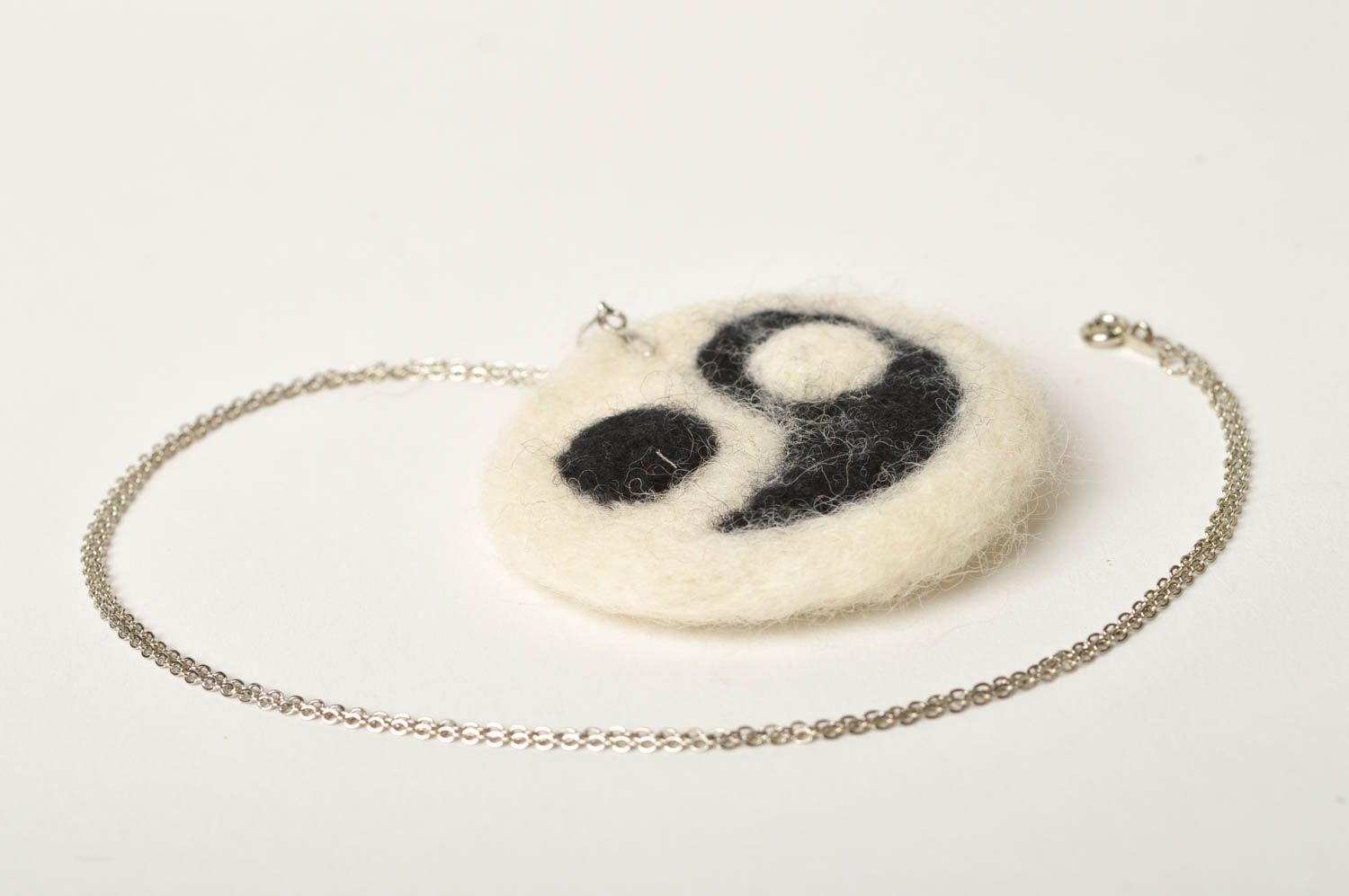 Pendentif yin yang Bijou fait main rond en laine feutrée original Cadeau femme photo 3