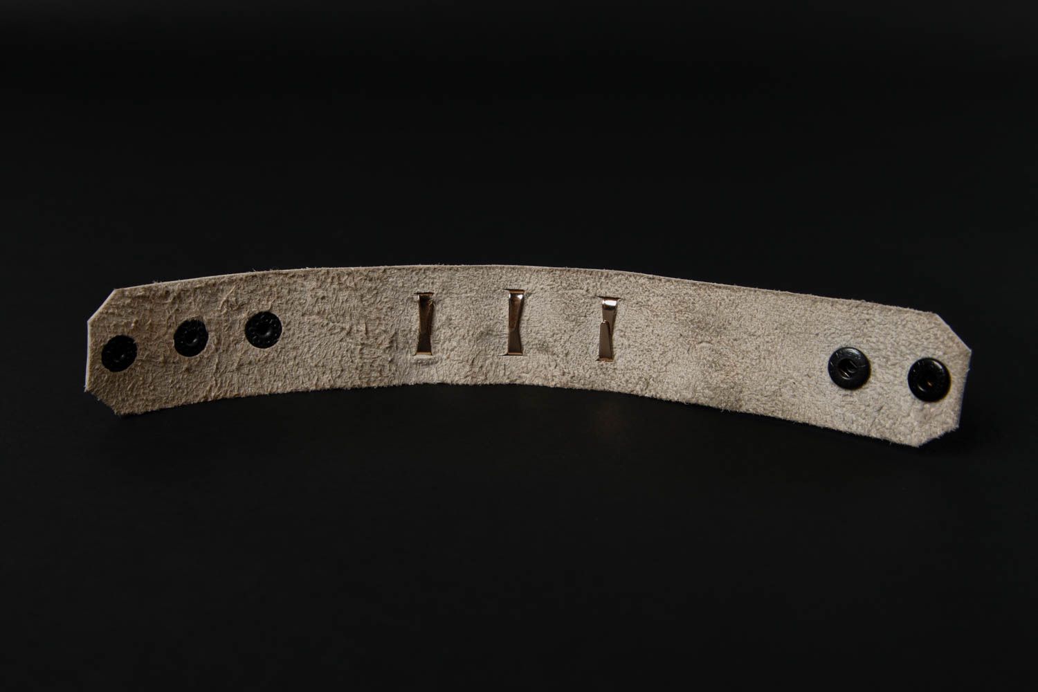 Модный браслет украшение из кожи ручной работы широкий браслет белый с металлом фото 5