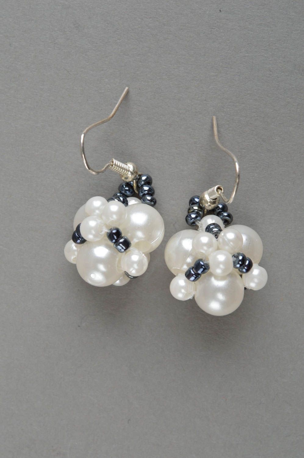 Boucles d'oreilles en perles de rocaille faites main gris blanc bijou original photo 2