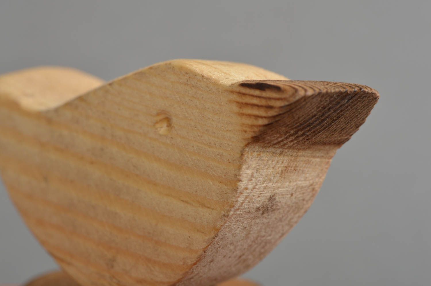 Petite figurine oiseau en bois de pin faite main écologique sur support photo 5