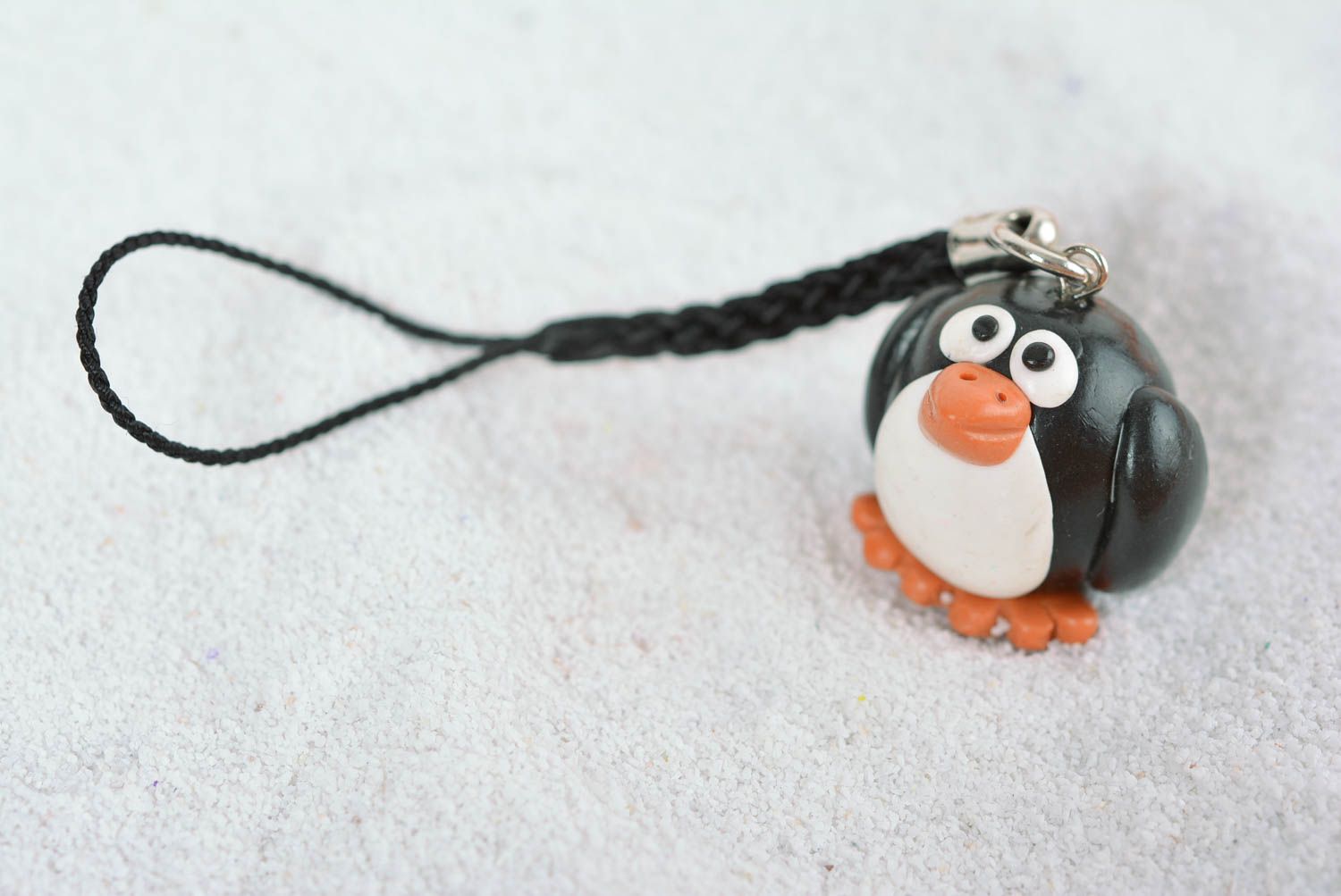 Porte-clés fait main Accessoire design en pâte polymère Cadeau original pingouin photo 1