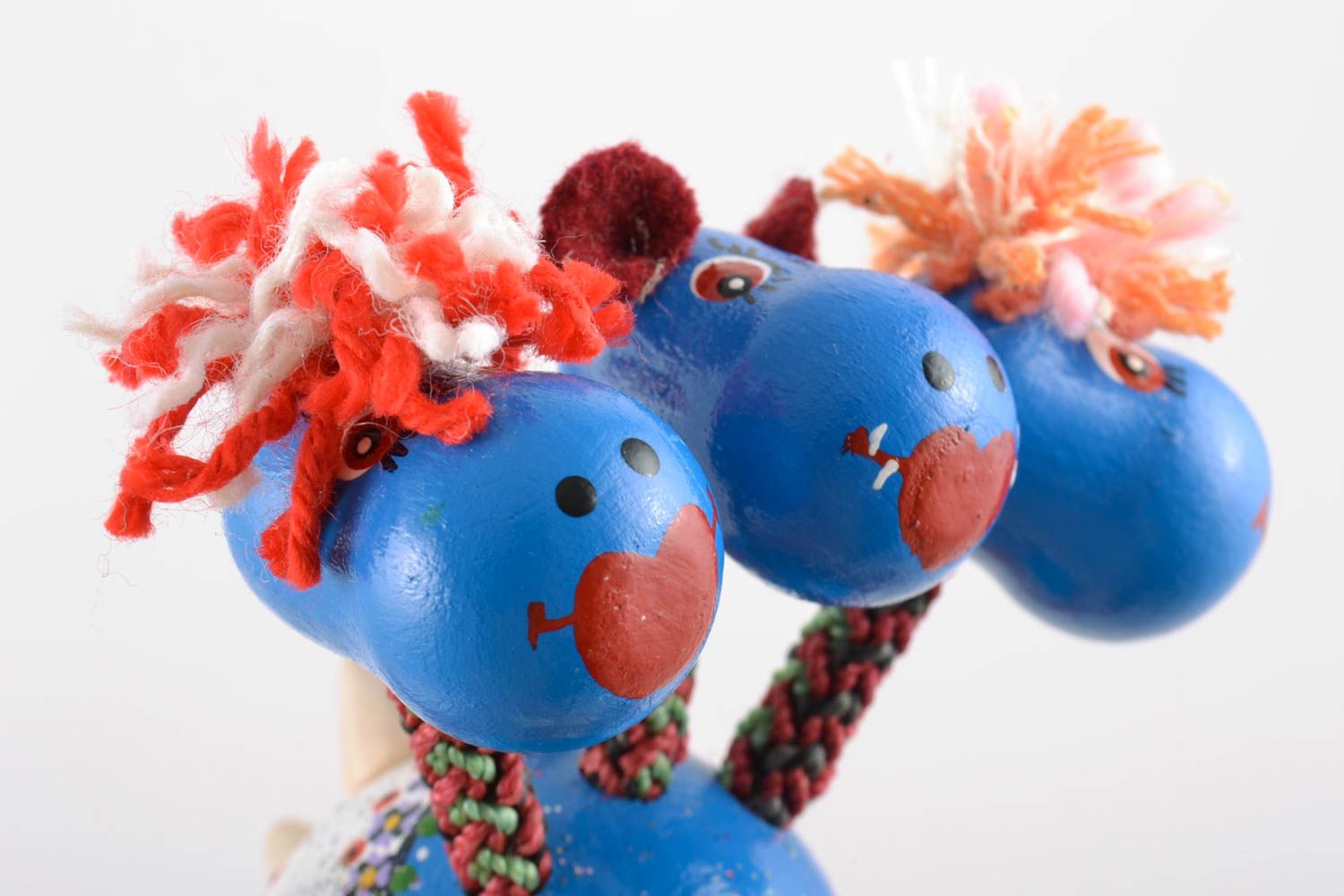 Jouet dragon bleu à trois têtes en bois peint de couleurs fait main écologique photo 2