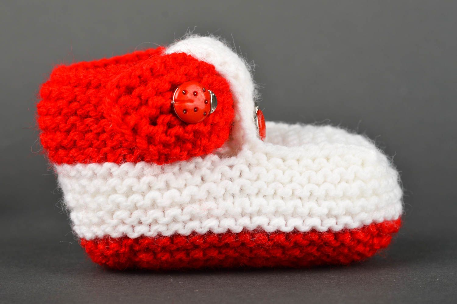 Chaussons bébé faits main Chaussure bébé tricotés blanc et rouge Cadeau original photo 3