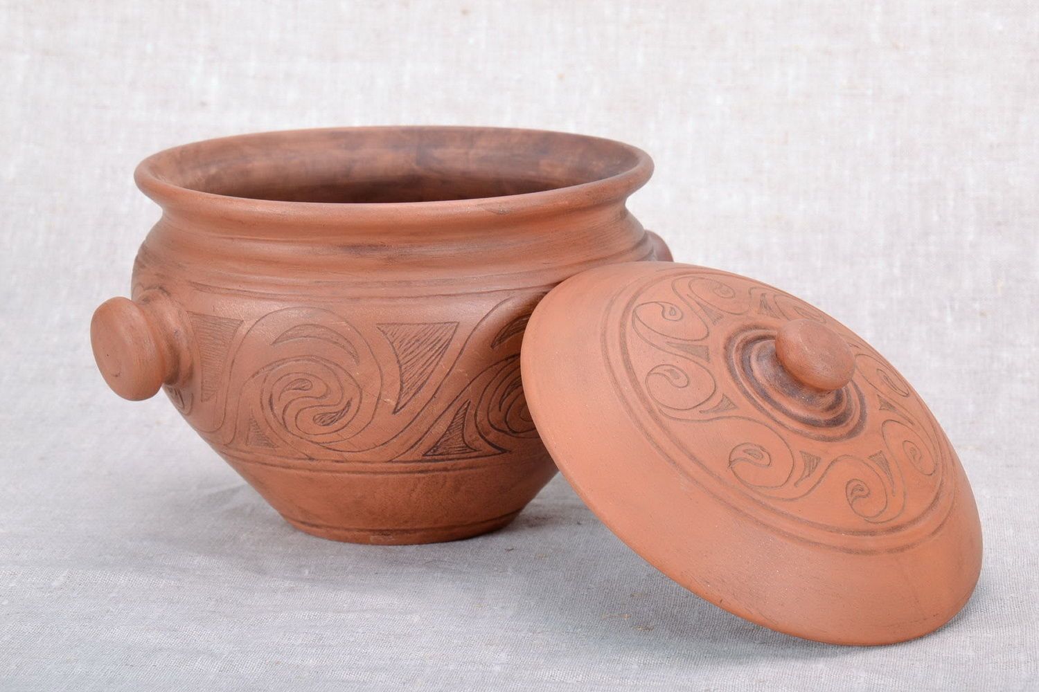Pot en argile avec couvercle artisanal photo 1