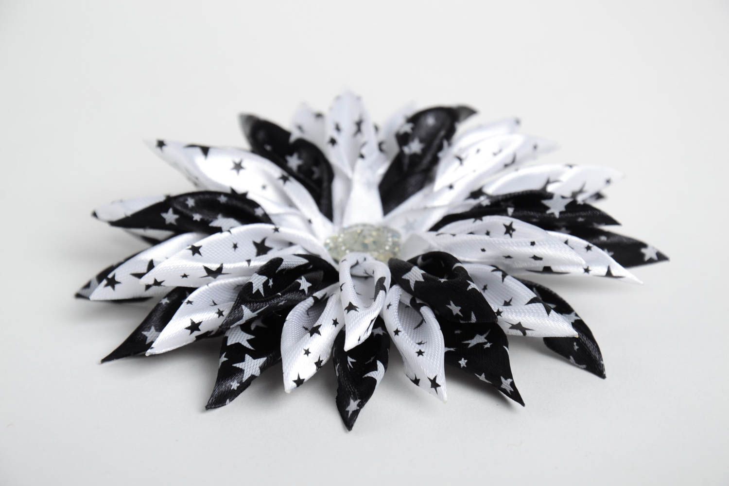 Fermaglio grande per capelli fatto a mano accessorio con fiore bianco nero
 foto 5
