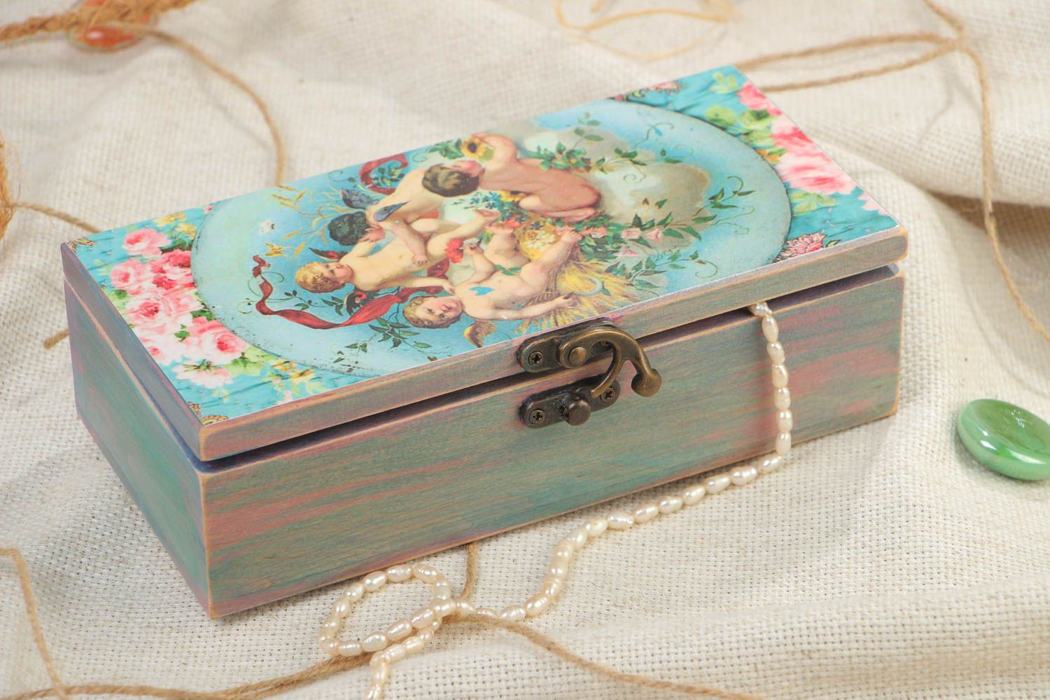 Caja de madera hecha a mano para accesorios de forma rectangular con angelitos foto 1