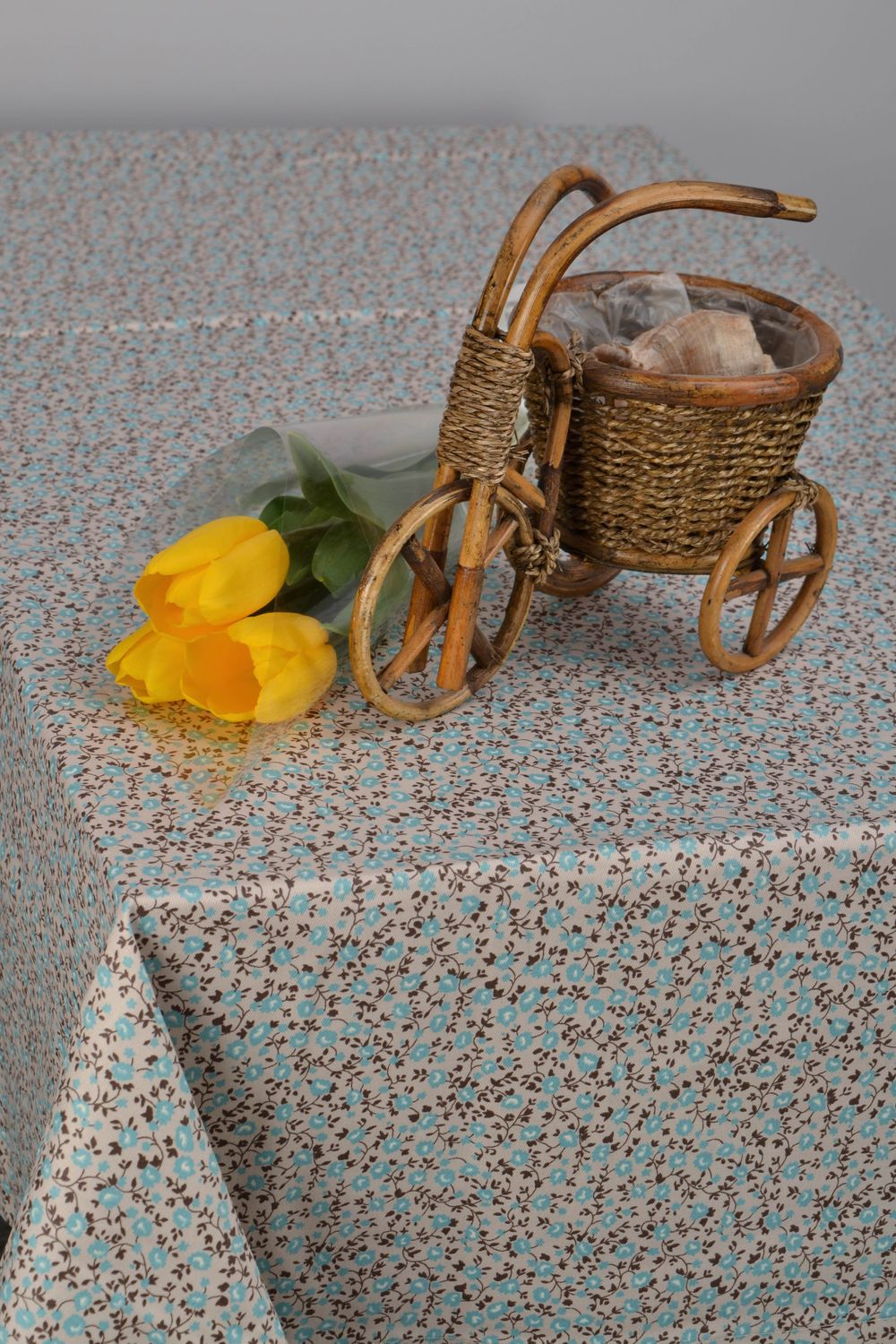 Handgemachte Tischdecke für quaderförmigen Tisch mit kleinen Blumen foto 1