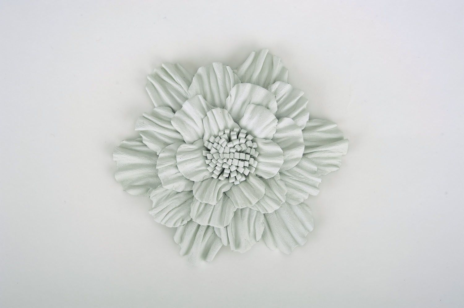 Broche de cuero hecho a mano en forma de flor foto 3