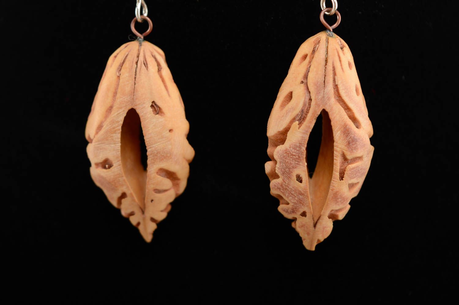 Boucles d'oreilles en noyaux d'abricots faites main pendantes originales marron photo 3