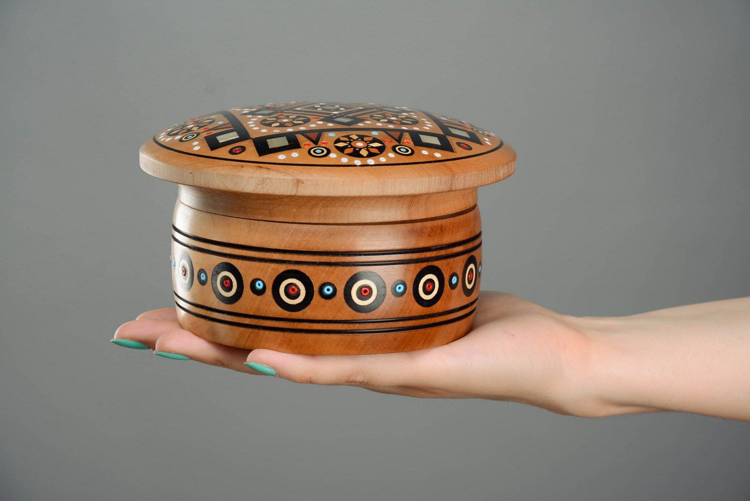 Wooden box inlaid with painted wood pieces and metal photo 5