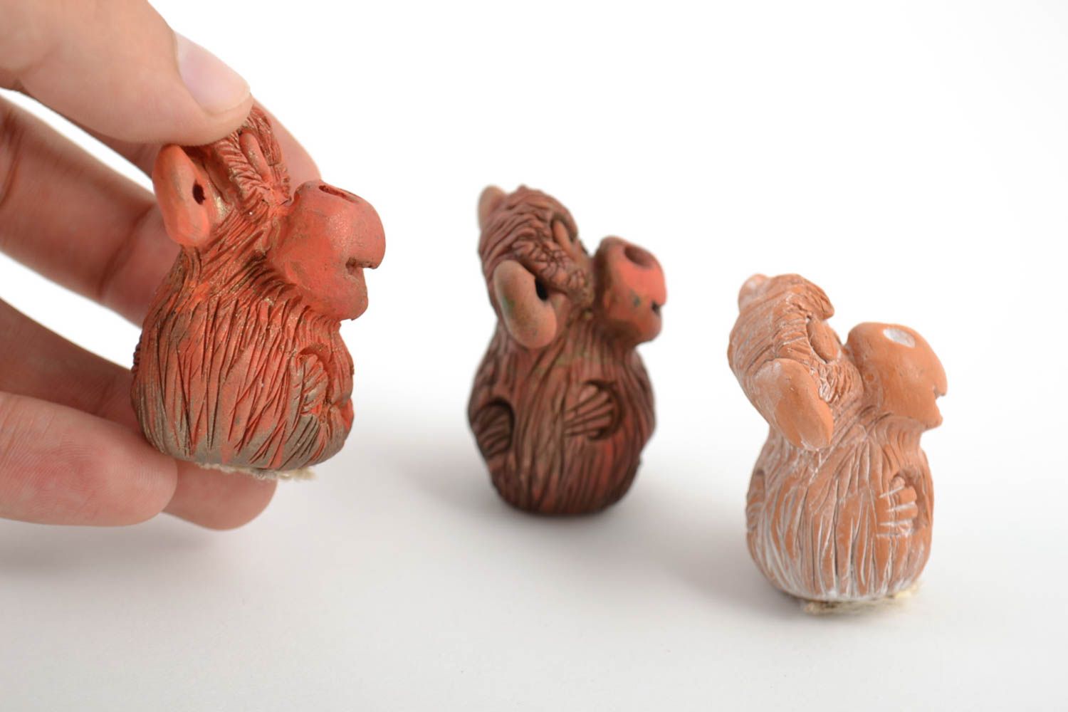 Figurine in ceramica fatte a mano set di tre scimmiette carine marroni foto 2
